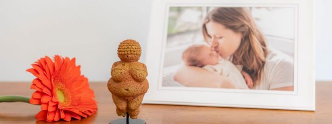 TikamTibarg_MareiSchachschneider_Figur_Blume Tik am Tibarg > Marei Schachschneider > Schwerpunkt Amerikanische Chiropraktik für Kinder > Reflexartig gesund? Kindeswohl und Amerikanische Chiropraktik > 1024x384