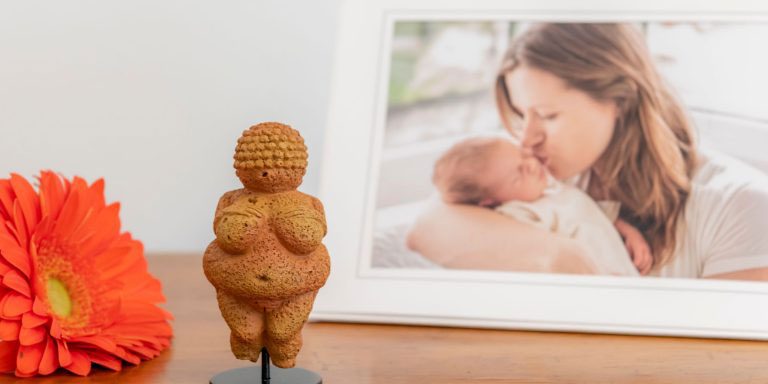 TikamTibarg_MareiSchachschneider_Figur_Blume Tik am Tibarg > Marei Schachschneider > Schwerpunkt Amerikanische Chiropraktik für Kinder > Reflexartig gesund? Kindeswohl und Amerikanische Chiropraktik > 1024x384