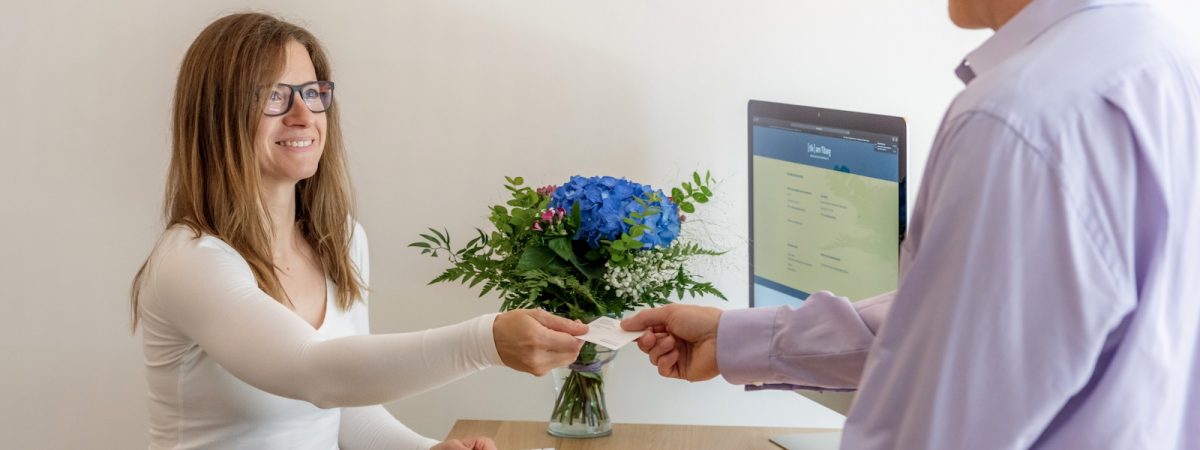 Tik am Tibarg > Marei Schachschneider > Praxis Ablaeufe > Empfang > Chiropraktikerin Hamburg Niendorf > 1600x691