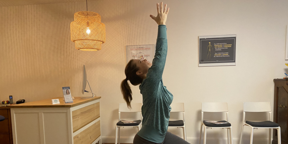 Neujahrsvorsaetze_Titelbild_Blog Tik am Tibarg > Titelbild> Marei Schachschneider zeigt eine Uebung > Neujahrsvorsaetze > 1000x500