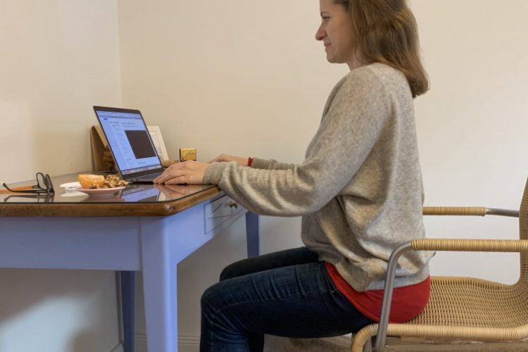 Tik am Tibarg > Marei Schachschneider zeigt die richtige Haltung > Homeoffice und Chiropraktik > 1000x500